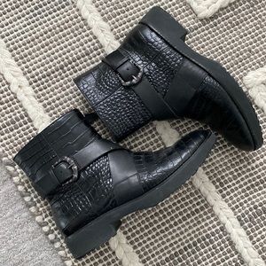 Black snakeskin zipper buckle boots